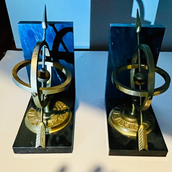Pair of Vintage Brass Globe Arrow Bookends on Marble Slabs, Rare & Highly Sought - Picture 2 of 5